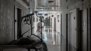 couloir d'hôpital désert avec un brancard