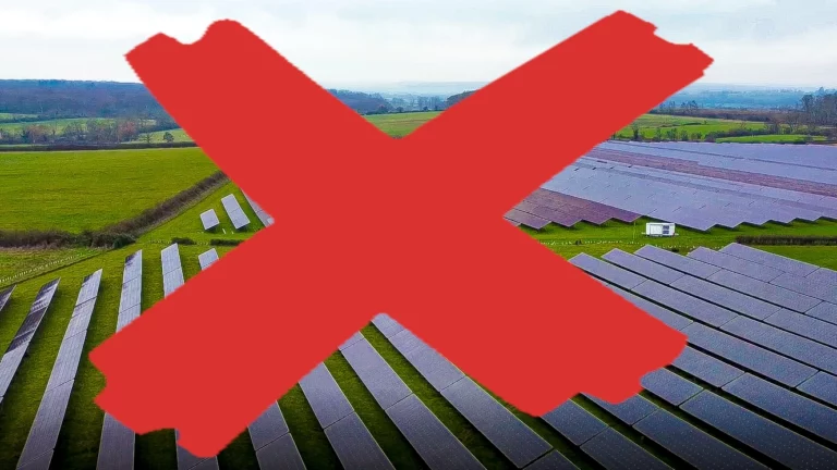 installation photovoltaïque dans un bocage, photo barrée d'une croix rouge