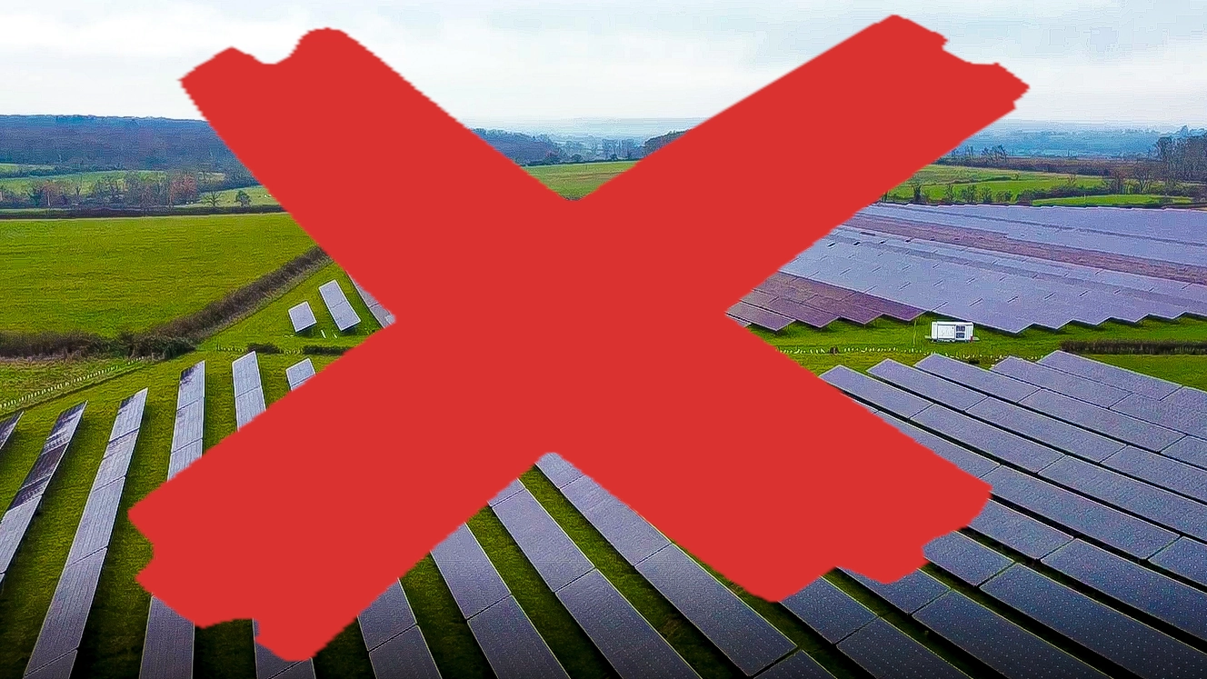 installation photovoltaïque dans un bocage, photo barrée d'une croix rouge