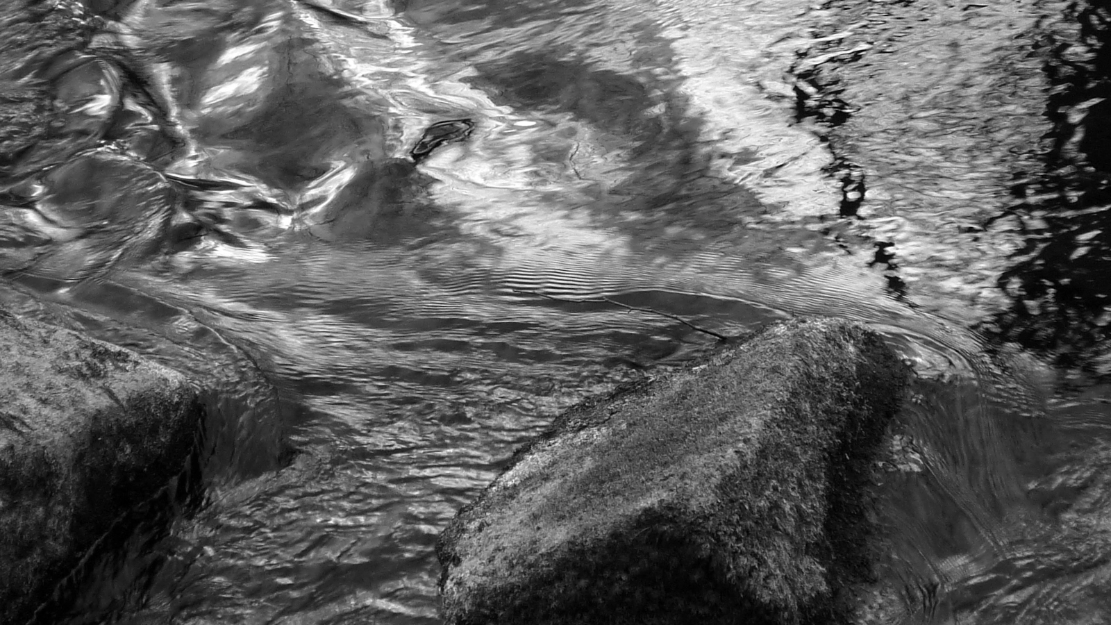 rochers dans une rivière du Morvan