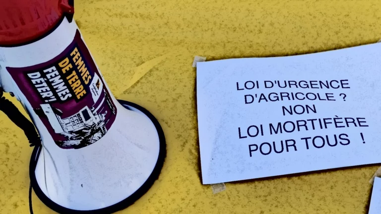 mégaphone et pancarte "loi d'urgence agricole ? Non ! Loi mortifère pour tous"